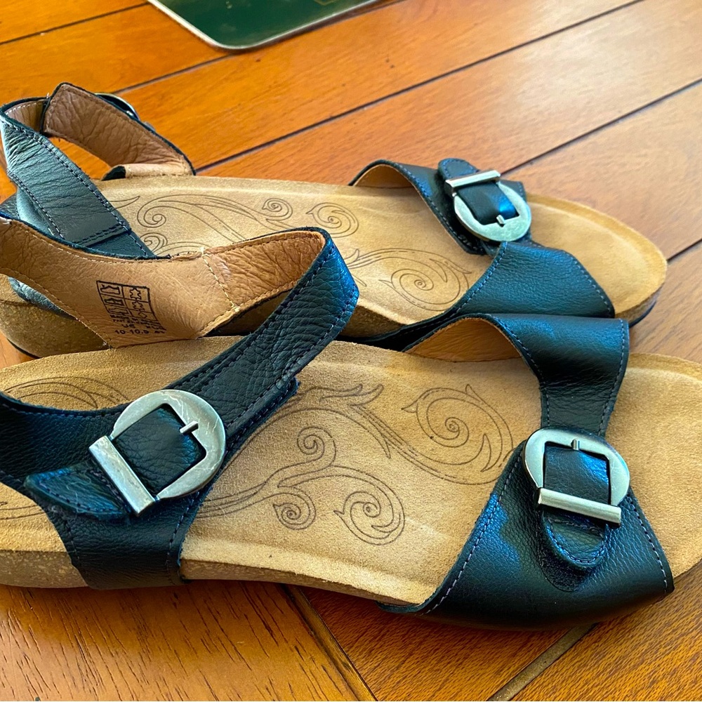 Women’s Taos Sandals Size 10